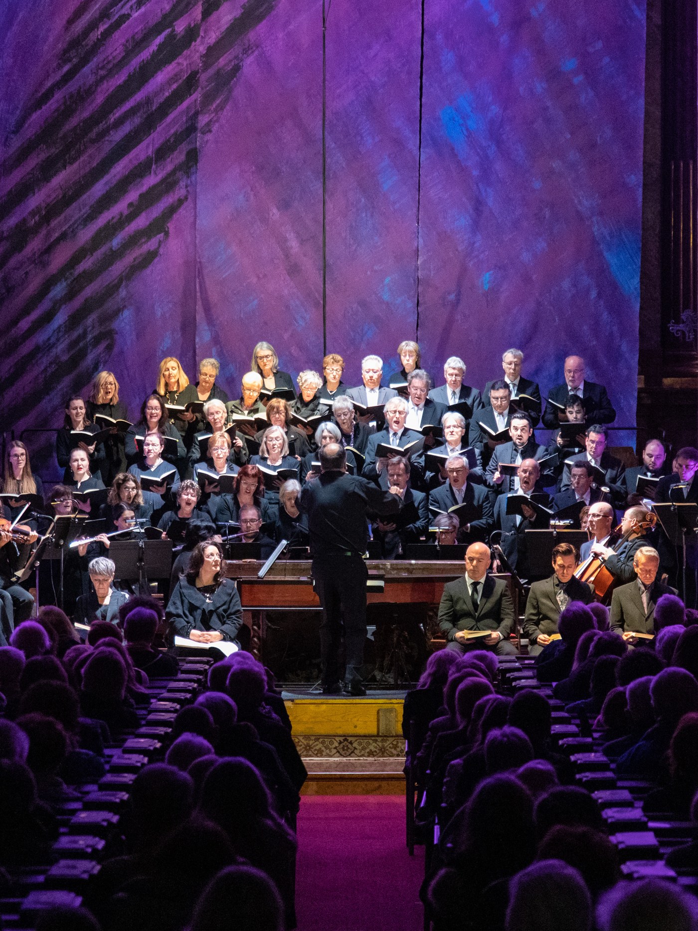 Chor und Orchester der Mödlinger Singakademie in stimmungsvoller Kirchenbeleuchtung