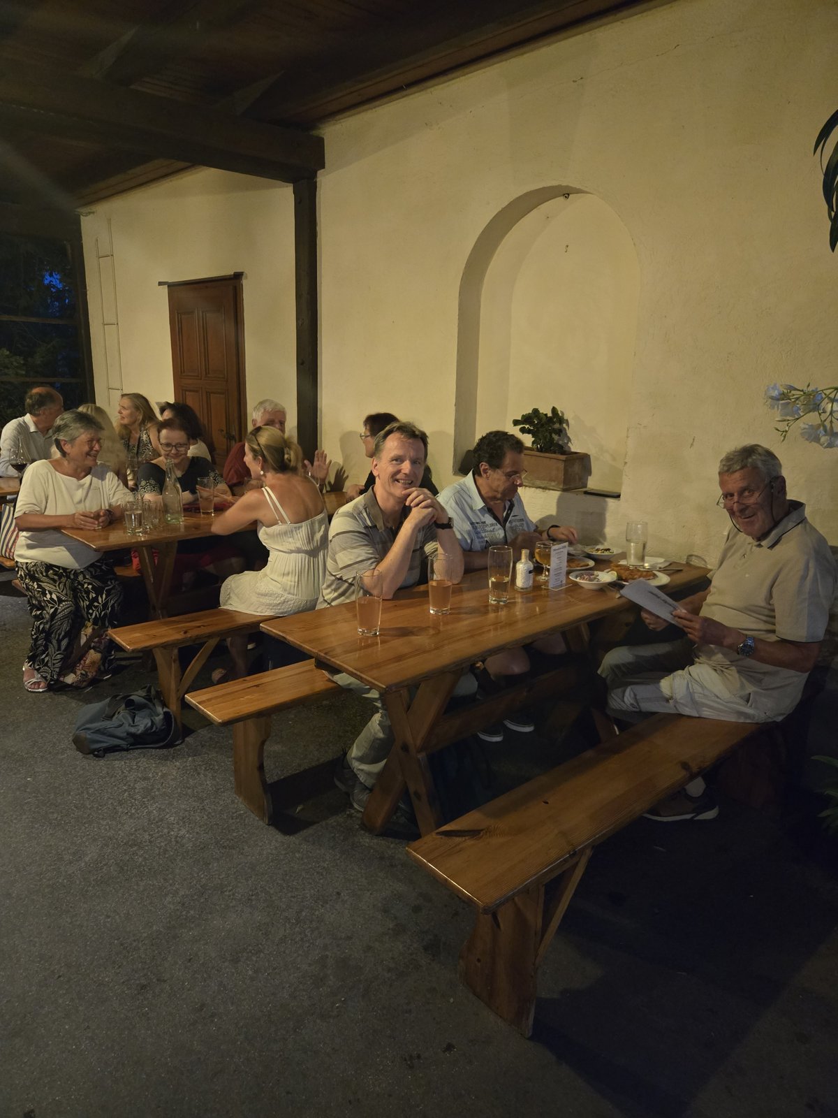Chormitglieder beim Sommerheurigen im Gasthaus Pferschi, Mödling