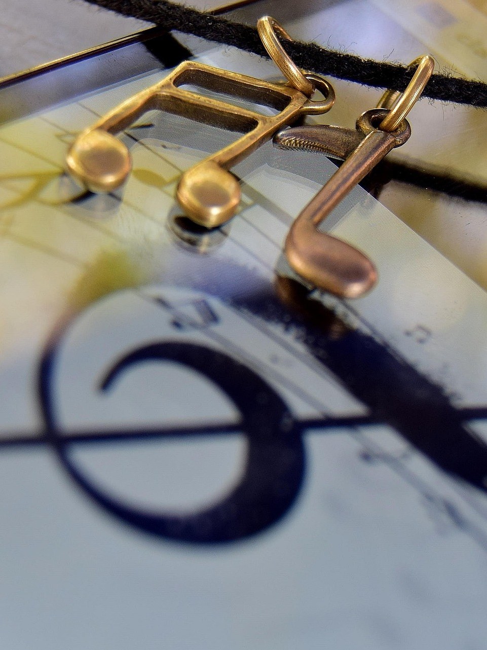 Notenschlüssel mit goldenem Musiknoten-Anhänger